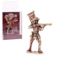 Амберкинг SAM-07 Фигурка литая. Солдатик металлический. Самурай с ружьем и флагом 54мм (1:32) латунь