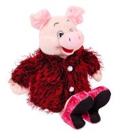 AB toys 19533 Мягкая игрушка Свинка в розовых туфлях и бордовой шубке, 17 см