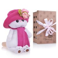BUDI BASA LK24-011 Мягкая игрушка Кошечка Ли-Ли в панаме и шарфе, 24 см