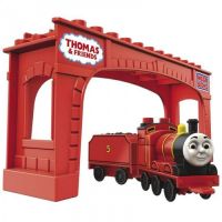 Mega Bloks 10611 Набор "Паровозик Джеймс" с вагончиком и мостом из серии "Томас и его друзья"