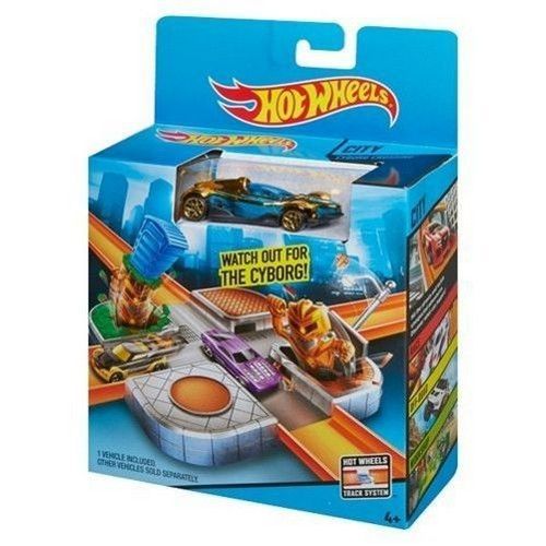 Mattel CDM46 Hot Wheels Трек Атака киборгов серия "Приключения в большом городе"