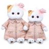BUDI BASA LK24-028 Мягкая игрушка Кошечка Ли-Ли в розовом костюме в клетку, 24 см
