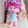Hasbro C1308 Trolls Фигурка тролля среднего размера с музыкой, Розочка